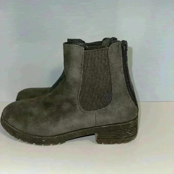 Maurices Shoes - Maurice’s Smokey Grey Ankle Bootie with Zippers on the back. Women’s Size 7 1/2.